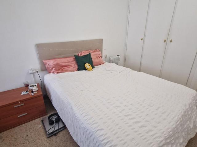 Bright single bedroom in spacious apartment close to Hospital Clínic metro station