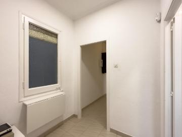 Bright single bedroom just steps from Parc Joan Miró