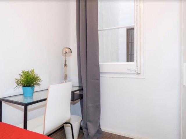 Bright single bedroom near Verdaguer metro station