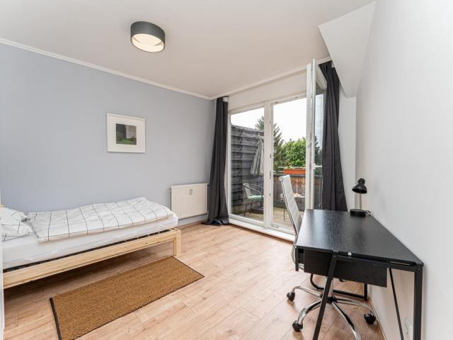 Bright single bedroom with balcony near Karl Bonhoeffer Nervenklinik train station