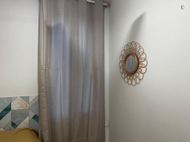 Bright single room for international students between 18 & 30 in Barceloneta, quiet flat close to the sea