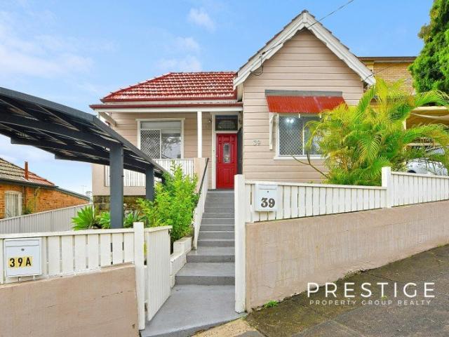 Bright & Spacious 3 Bedroom Home Moments from Turrella Station
