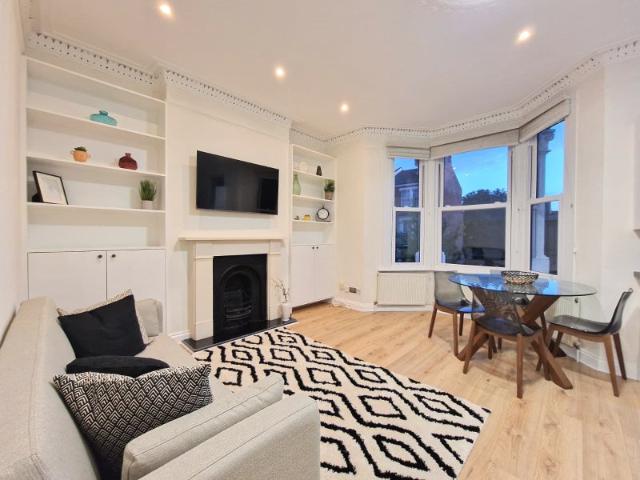 Bright & Spacious 2 bed, 2 bath flat in Kilburn