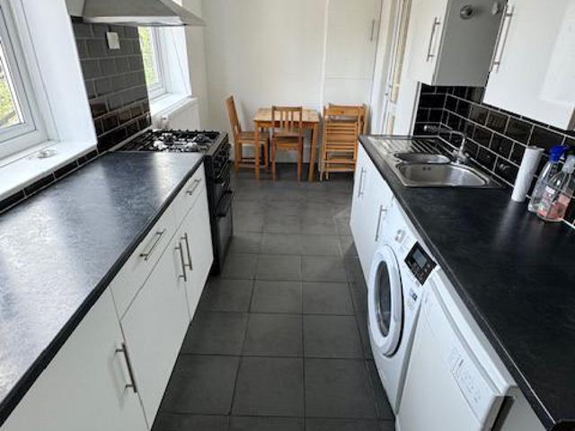 Bright & Spacious 2 Bed Great Location