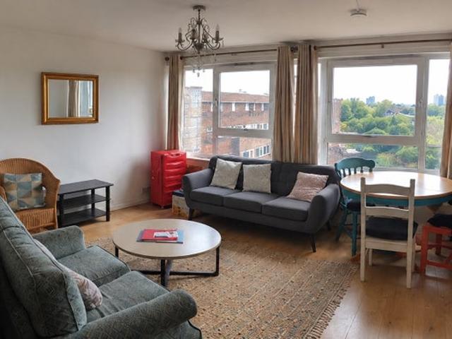 Bright & Spacious 2 Bed Flat with Private Balcony