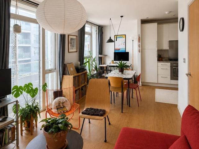 Bright, spacious 2 bed with 2 balconies in Hackney