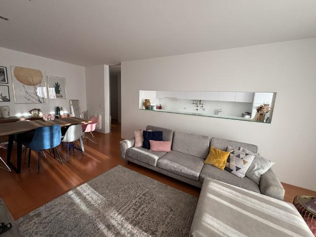 Bright & Spacious 2 Bedroom Apartment by the Sea |