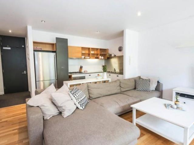 Bright & Spacious 2 Bedroom in Prime St Kilda Location!