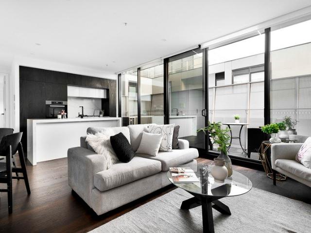 Bright & Spacious 2 Bedroom Residence Opposite Monash Caulfield