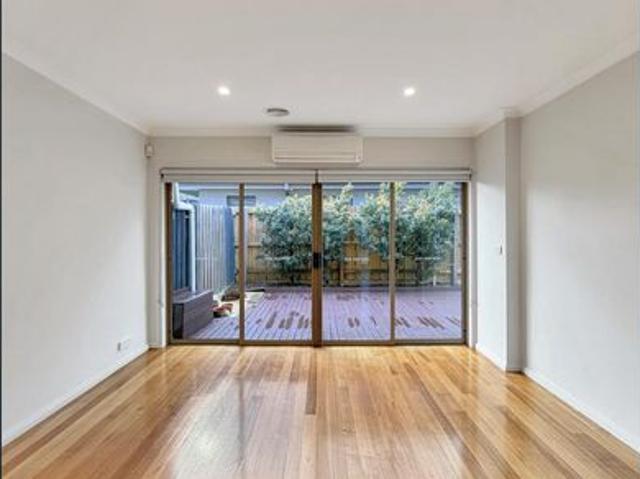 Bright & Spacious 2 Bedroom Townhouse