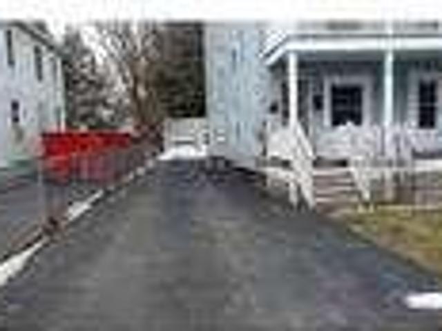 Bright, spacious and clean 2 bedroom 3rd floor flat in East Syracuse. $800/mo