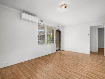 Bright & Spacious Apartment in a Prime Lifestyle Location!