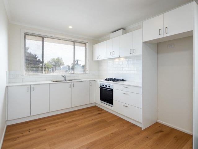 Bright & Spacious Apartment in excellent location | Glenferrie Road shops, restaurants and transport moments away