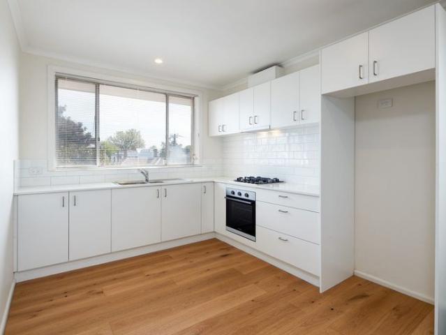 Bright & Spacious Apartment in excellent location | Glenferrie Road shops, restaurants and transport moments away