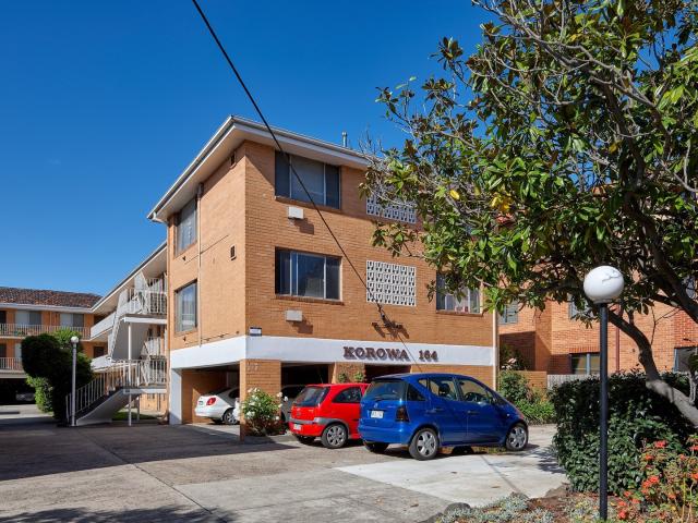 Bright & Spacious Apartment in excellent location | Glenferrie Road shops, restaurants and transport moments away