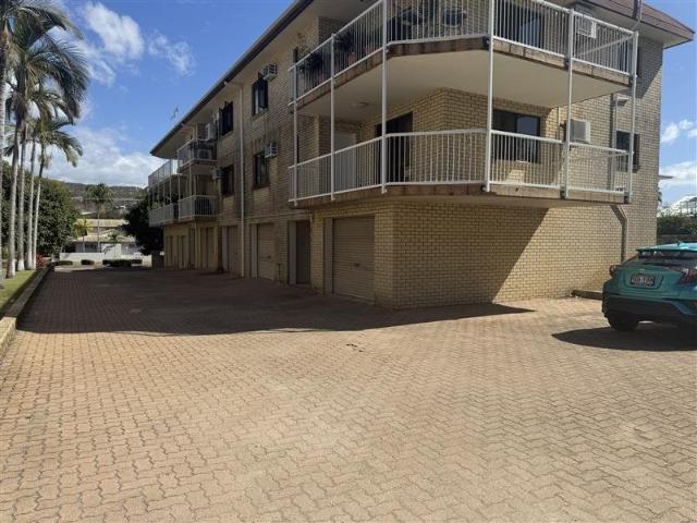 Bright & Spacious Apartment in Prime North Ward Location