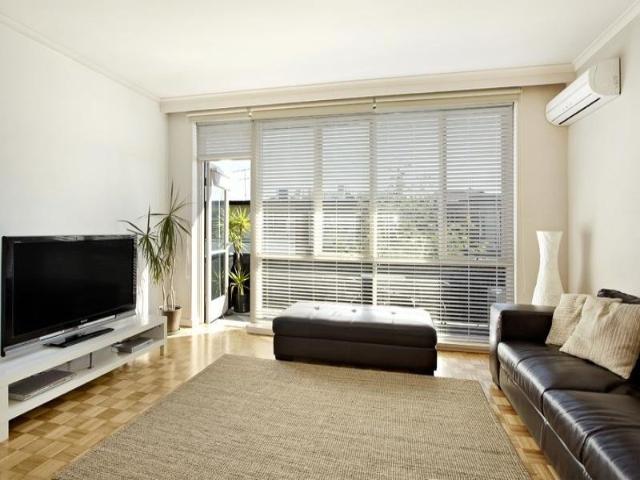 BRIGHT, SPACIOUS APARTMENT IN THE HEART OF ELWOOD