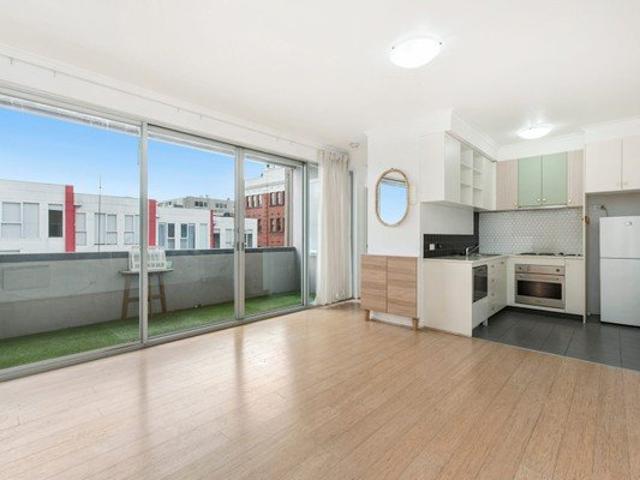 Bright & spacious apartment with balcony on Smith Street