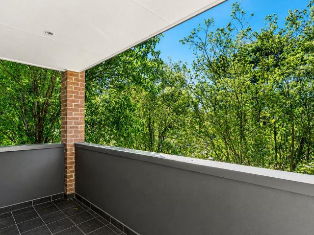 Bright & Spacious Apartment with Private Balcony in Croydon