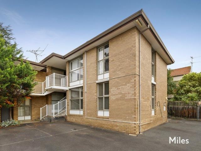 Bright & Spacious By The Burgundy Street Precinct