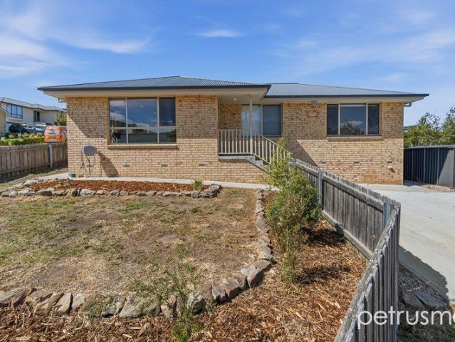 Bright & Spacious Family Living with a Fantastic Backyard