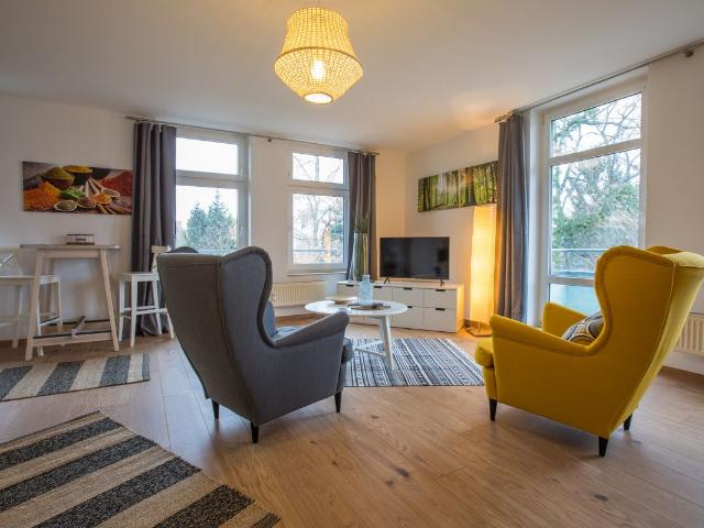 Bright, spacious flat with balcony facing the quiet, green inner courtyard in Altglienicke Treptow and good public transport connections