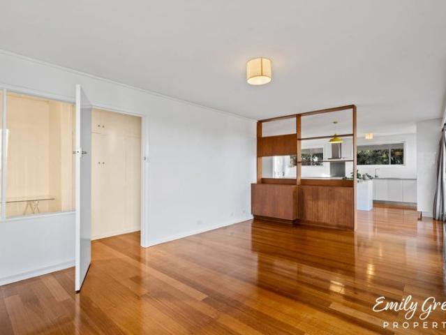 Bright & Spacious Home with Modern Kitchen