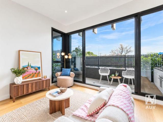Bright & Spacious One Bedroom in Prime Carnegie Location