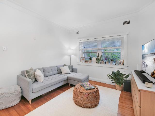 Bright & Spacious Oversized One Bedroom Apartment