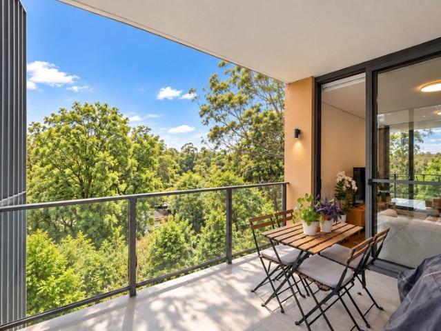 Bright & Spacious Living with Leafy Outlooks and Two Balconies