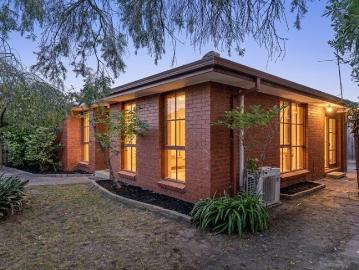 Bright, Spacious Single Level Living in Prime Ormond