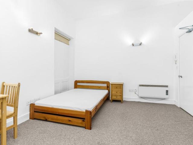 Bright & Spacious Studio near Cally Rd/Kings Cross