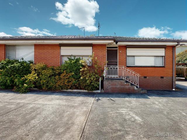 BRIGHT, SPACIOUS & PERFECTLY LOCATED!