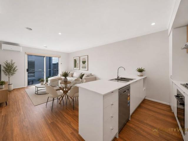 Bright & Spacious, with free access to Indoor Pool & GYM Up for Lease