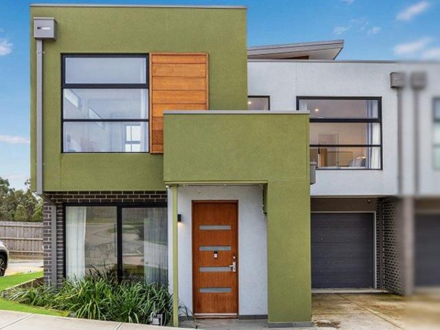 Bright & spacious townhouse style home