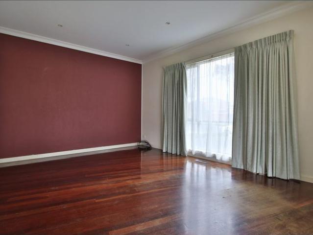Bright & Spacious Three Bedroom Townhouse with Private Courtyard