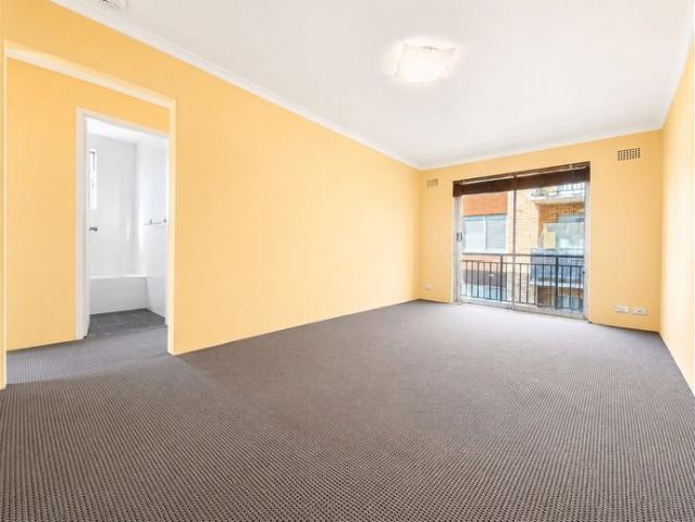 Bright & spacious two bedroom apartment in convenient Gladesville location