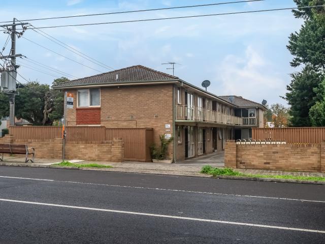 Bright & Spacious Two Bedroom Apartment in Prime Thornbury Location