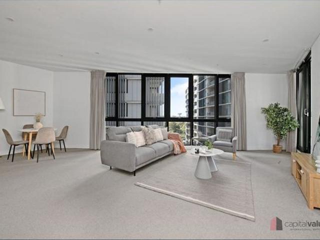 BRIGHT & SPACIOUS UNFURNISHED 2 BEDROOM CORNER APARTMENT IN ICON APARTMENTS