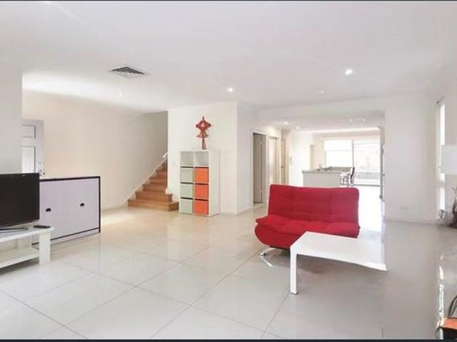 Bright & Spacious Unfurnished terrace house in a Prime Marsfield Location