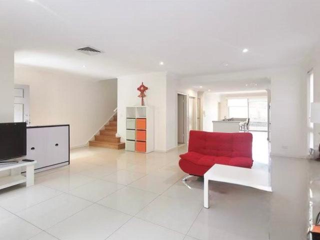 Bright & Spacious Unfurnished terrace house in a Prime Marsfield Location