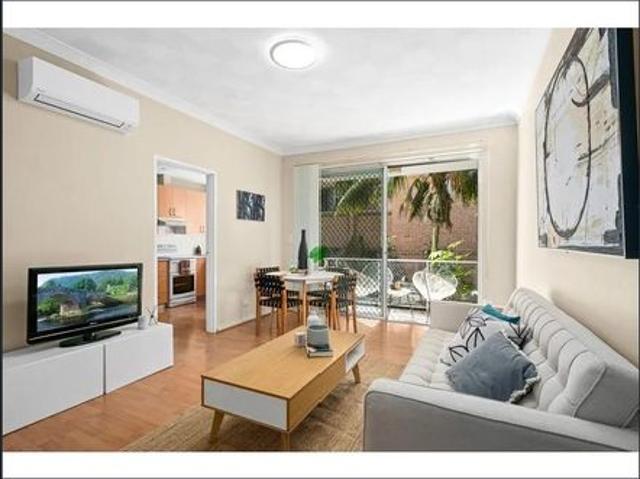 Bright & Spacious Unit in a Prime Beachside Location