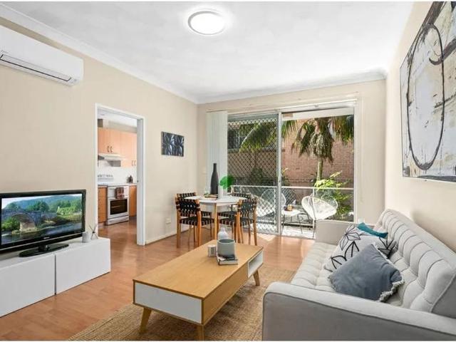 Bright & Spacious Unit in a Prime Beachside Location
