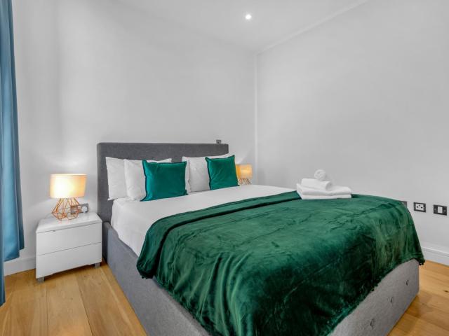 Bright studio near Hounslow Central Tube Station Has an Apartment