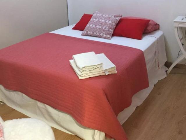 Bright studio apartment with AC for rent in Arroios