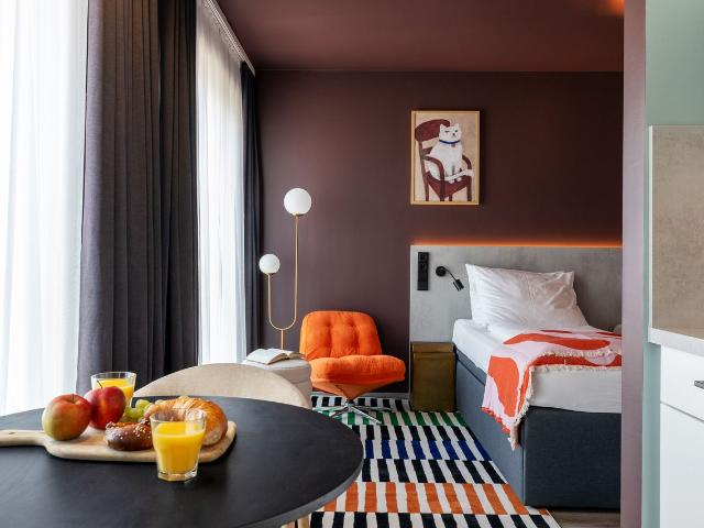 bright studio apartment with weekly cleaning in munich east, near U2, Munchen Amsterdam Apartments for Rent