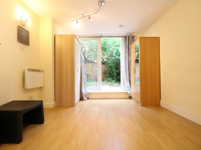 Bright studio close to Acton Main Line railway station Has an Apartment