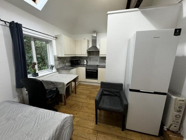Bright Studio Flat in Osterley