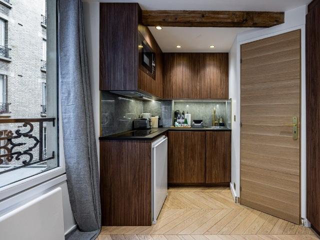 Bright Studio in Batignolles with AC, Paris Amsterdam Apartments for Rent