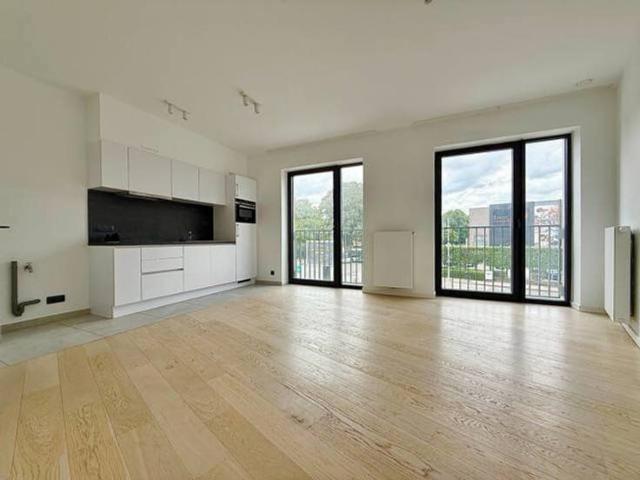 Bright studio + parking space and cellar / recent building